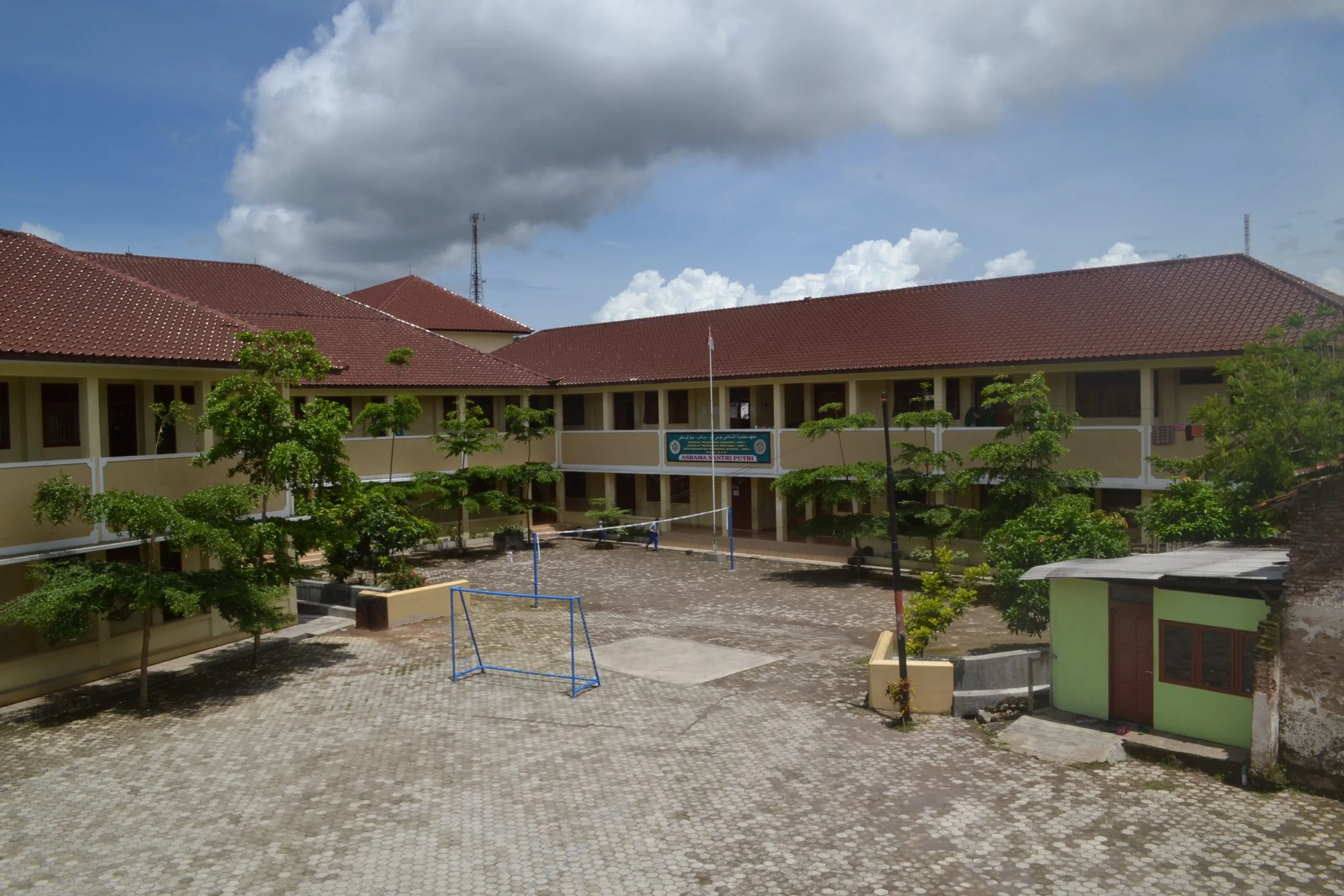 Gedung Asrama & Ruang Kelas Modern